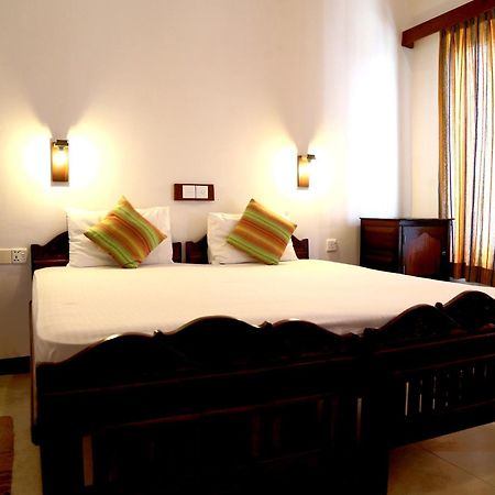 Dephani Beach Hotel Negombo Eksteriør billede